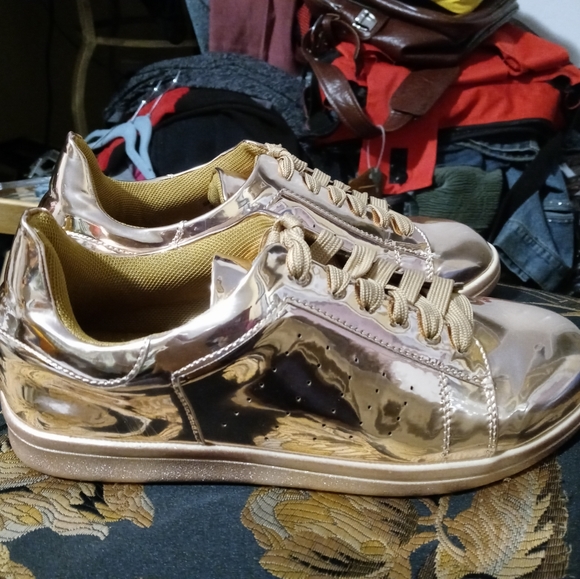 N.Y.L.A. ICONIC SHINY GOLDEN NEW! SIZE 6 WOMEN SNEAKERS,🎁GIFT IT. - Picture 3 of 14